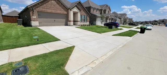 Driveway and front lawn edged and trimmed in Saginaw TX