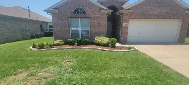 Front bed and lawn after weekly service in Haslet TX